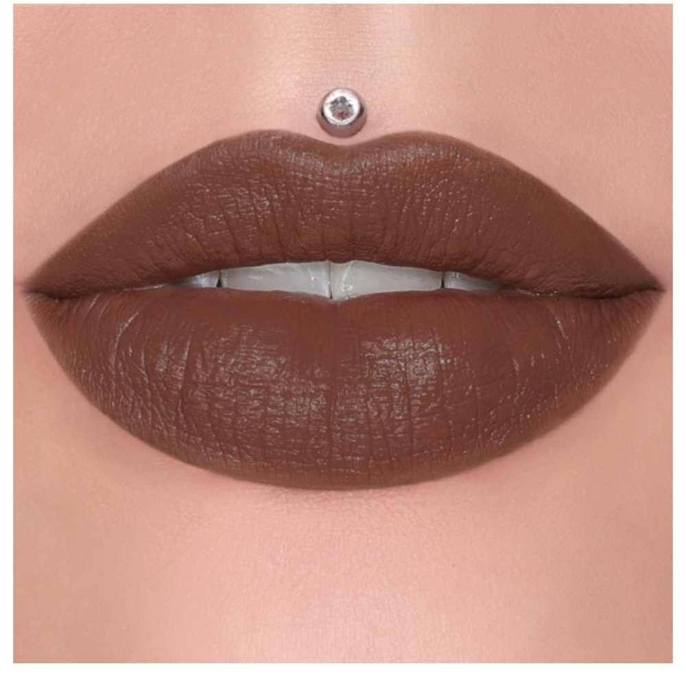 ONLY TWO IN STOCK‼️ NIB 🚨💄 JEFFREE STAR VELVET TRAP LIPSTICK (DOMINATRIX)